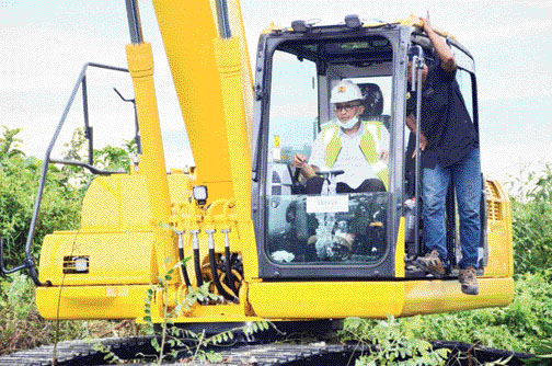 UJICOBA: Wali Kota Padang Hendri Septa saat ujicoba ekskavator long arm melakukan pengerukan sedimen di sebuah selokan di kawasan Katanahan Batas Kota RT 04 RW 09, Kelurahan Batipuh Panjang, Rabu (2/3).(IST)