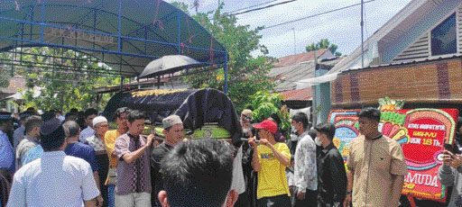 Duka: Warga Kompleks Rimbo Tarok 1 bersama siswa MAN 1 Padang mengantar jenazah Wahyu ke peristirahatan terakhirnya kemarin.(SUYUDI/PADEK)