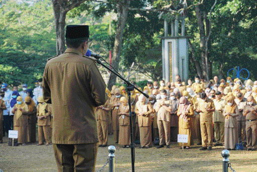 BERI ARAHAN: Apel gabungan PNS di lingkungan Pemkab Tanahdatar, Senin (28/3) di halaman kantor bupati di Pagaruyung.(IST)