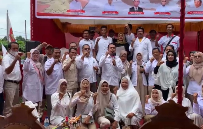 Kader dan simpatisan Gerindra Limapuluh Kota menggemakan teriakan ‘Prabowo Presiden’ dan ‘Andre Rosiade’ Gubernur saat acara HUT Gerindra di DPC Gerindra Limapuluh Kota.