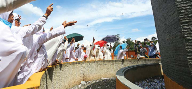 MANASIK HAJI: Sejumlah jamaah calon haji dan umrah mengikuti pelatihan manasik di Al Mahmudah Manasik Haji Training Centre Setu, Tangerang Selatan, Banten, kemarin (22/3). Seiring sudah dibukanya kembali Umroh dan makin dekatnya musim haji tahun 2022, sej