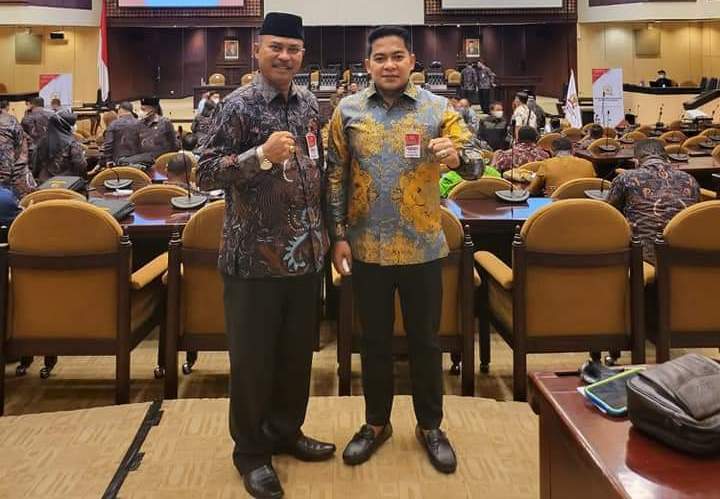 Ketua DPRD dharmasraya Pariyanto (pakai peci), sesaat sebelum pelantikan.