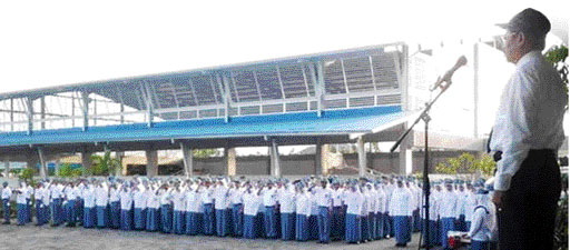 KHIDMAT: Suasana upacara bendera di SMA Negeri 1 Padang beberapa waktu lalu.