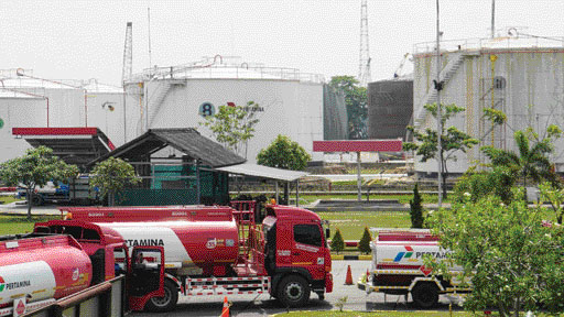 DIKLAIM MENCUKUPI: Truk pengangkut BBM sedang melakukan pengisian solar bersubsidi dan akan didistribusikan ke Sumbar.(IST)