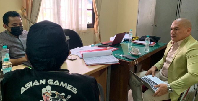 Penasihat Hukum Suharizal (kanan) mendampingi kliennya, Davitson, saat dimintai klarifikasi penyaluran dana hibah KONI Padang TA 2018-2020 oleh Tim Audit BPKP Provinsi Sumbar, Jumat (18/3/2022).