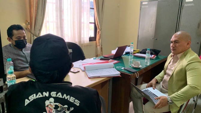 Tersangka Davitson (pakai topi) dimintai klarifikasi terkait penyaluran dana hibah KONI Padang TA 2018-2020 oleh Tim Audit BPKP Provinsi Sumbar, Jumat (18/3/2022).