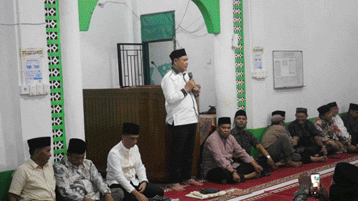 LAYANAN: Bupati Solsel Khairunas saat meluncurkan pelayanan administrasi Dukcapil Solsel Pai Malala dari rumah ke rumah.(ARDI/PADEK)