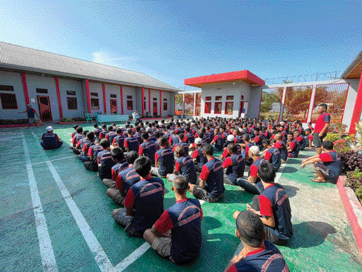 PEMBINAAN: Warga binaan Lapas Kelas III Dharmasraya tengah mendapatkan pembinaan.