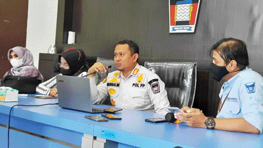 PAPARAN: Kepala Satpol Padang Mursalim memaparkan masalah trantibum di Kota Padang, Rabu (13/4).(IST)