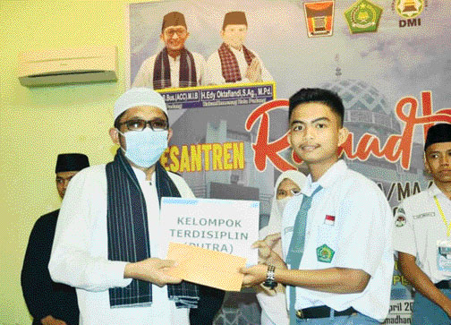 DITUTUP: Wali Kota Padang Hendri Septa memberikan apresiasi kepada Kelompok Terdisiplin Putra dalam pelaksanaan Pesantren Ramadhan khusus tingkat SMA sederajat.