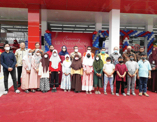 PERESMIAN: Dirut Bank Nagari, Muhamad Irsyad, Komut Bank Nagari, Benni Warlis, jajaran Komisaris Bank Nagari, Direktur Dana Pensiun, Antonius, dan CEO Budiman Syawalan, Yasmar, berfoto bersama anak yatim piatu usai peresmian gerai baru.(ADETIO/PADEK)