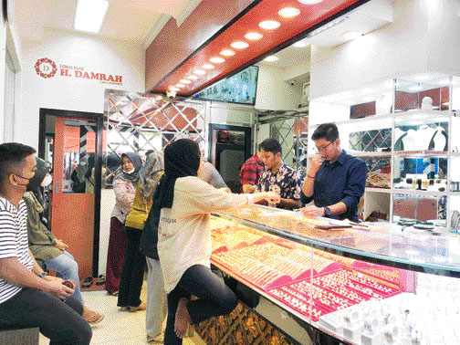 MASIH TINGGI: Sejumlah pembeli sedang bertransaksi di salah satu toko emas di Pasar Raya Padang, kemarin.(SHYNTIA/PADEK)