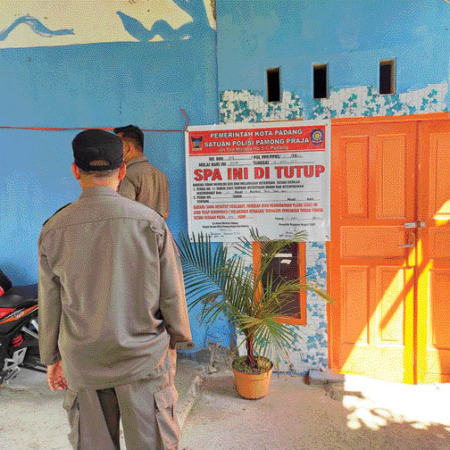 DITUTUP: Petugas Satpol PP menutup salon yang diduga melayani pijat plus-plus di Jalan Lubuk Bayu, Kelurahan Kuraopagang, Kecamatan Nanggalo kemarin (5/4).(IST)