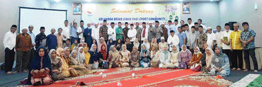 SEMAKIN SOLID: Keluarga Besar SPSC berfoto bersama buka puasa bersama, Minggu malam (17/4).(INDRA/PADEKINDRA/PADEK)
