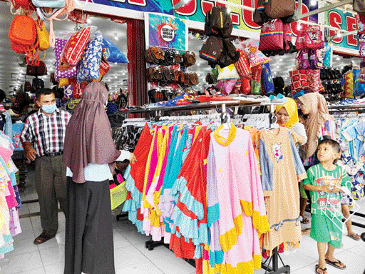 DISERBU: Sejumlah pengunjung memilih pakaian yang akan dibelinya untuk dipakai di hari Lebaran nanti, kemarin (24/4).(DEWI/PADEK)