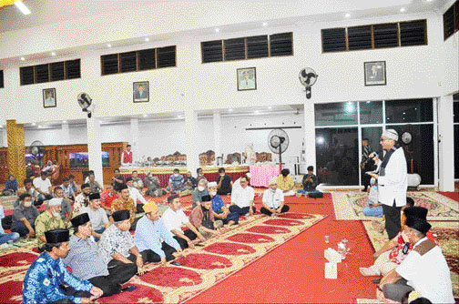 SILATURAHMI: Wali Kota Padang Hendri Septa memaparkan program Semata di hadapan pimpinan dan insan pers, Rabu (6/4).