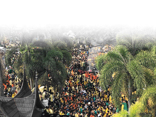 SUARAKAN ASPIRASI: Ribuan mahasiswa tergabung dalam BEM se-Sumbar menyuarakan aspirasinya dalam aksi demonstrasi digelar serentak di depan Gedung DPRD Sumbar, kemarin (11/4).(SHYNTIA/PADEK)