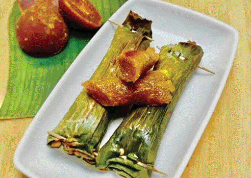 MENGGIURKAN: Lompong sagu ketika baru diangkat dari pemanggangan dan siap disantap.(IST)