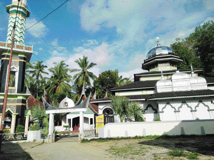 BERMAKNA: Bangunan Masjid Al Imam Kotobaru memadukan antara adat dan budaya di Nagari Kambang, Pessel.(YONI SYAFRIZAL/PADEK)
