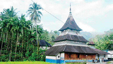 LEGENDARIS: Masjid Nurul Hikmah Sipisang masih berdiri kokoh dan terawat hingga kini meski telah berusia 200 tahun lebih.(PUTRA SUSANTO/PADEK)