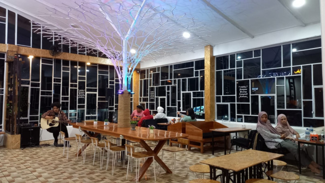 NYAMAN : Suasana di kafe New Huno Cafe didesain senyaman mungkin agar pengunjung betah menyantap makanan ketika berbuka puasa.