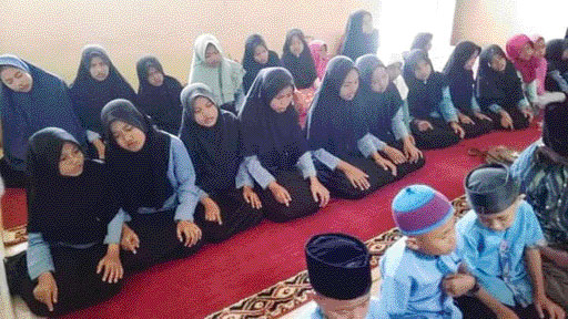 BERIBADAH: Anak-anak sedang shalat berjamaah di Panti Asuhan Fastabiqul Khairat.