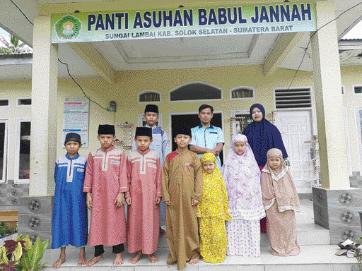 BAHAGIA : Anak-anak Panti Asuhan Babul Jannah Sungai Lambai bersama pengasuh.(FOTO ARDITONO)