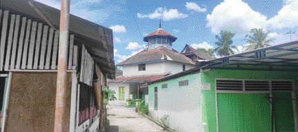 TETAP AWET: Surau Baru terletak di tengah pemukiman warga.(SUYUDI/PADEK)