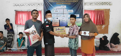 PEDULI: Wakil Ketua I Komunitas TKSP Pessel, Nofrizal Can menyerahkan bantuan sembako dan uang tunai kepada pengasuh Panti Asuhan Bina Sosial Salido, Sasmawida.(IST)