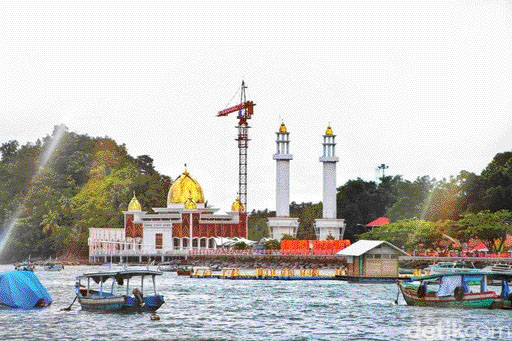 PUNYA MAKNA: Masjid Terapung Samudera Ilahi berdiri megah di kawasan Pantai Carocok, Painan, Kabupaten Pessel.(IST)