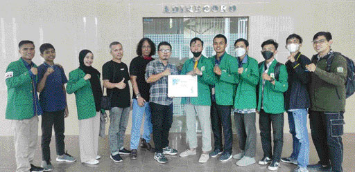 BAHAS JURNALISTIK: Pemred Padang Ekspres Revdi Iwan Syahputra, Redaktur Zulkarnaini, Redaktur Senior Pinto Janir beserta jajaran Perwakilan pengurus BEM Unand foto bersama usai diskusi.(YUDI/PADEK)