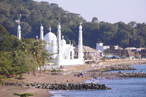 MEGAH: Masjid Al Hakim Kota Padang berdiri megah di tepi Pantai Kota Padang. masjid ini juga dijadikan kunjungan wisata bagi masyarakat.