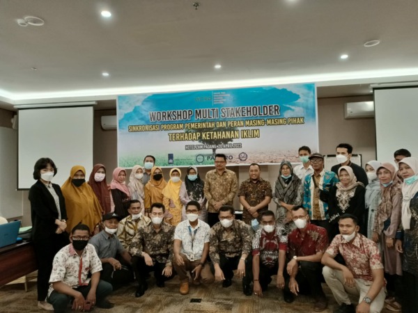 BAHAS: Peserta workshop multi stakeholder sinkronisasi program pemerintah dan peran masing-masing terhadap ketahanan iklim, yang digelar di Hotel ZHM Padang, Kamis (21/4).