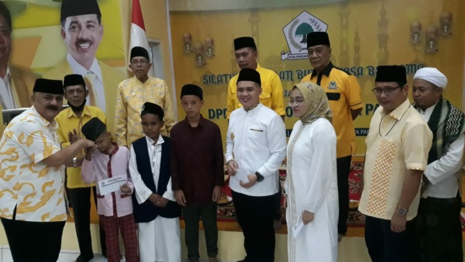 PEDULI: DPD Golkar Sumbar Desra Ediwan Anantanur bersama Ketua DPD Golkar Padang Iqra Chissa dan pengurus lainnya menyerahkan bantuan bagi anak rumah tahfiz.(IST)