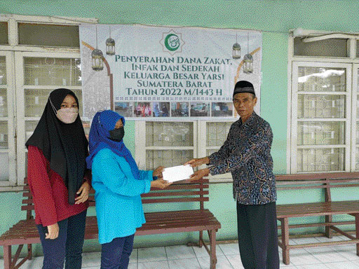 PENYALURAN: Yarsi Sumbar menyerahkan secara simbolis zakat dan infak karyawan kepada masyarakat penerima manfaat di kantor Yarsi Sumbar, Jalan Proklamasi Nomor 63 Padang, kemarin (28/4).(IST)