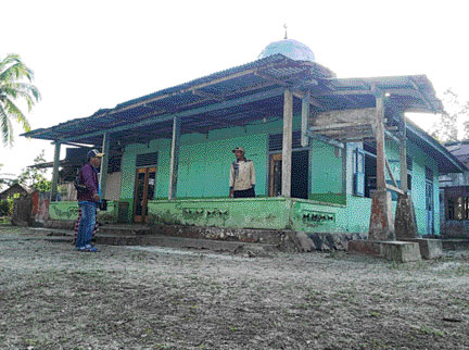 BERSEJARAH: Masjid Nurul Yakin Matobe dulunya berdinding kulit kayu dan berlantai papan.(ARIF RAHMAD DAUT/PADEK)