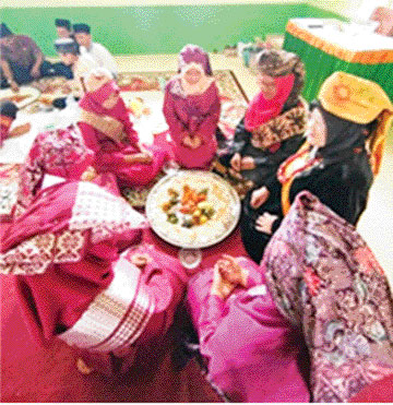 LESTARI: Tradisi makan bajamba para siswa dan guru SMP Negeri 1 Kecamatan Guguak, Kabupaten Limapuluh Kota.
