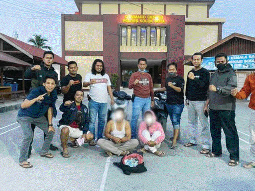 TAK BERKUTIK: Dua orang pelaku curas saat diamankan di Mapolres Solok Kota, Selasa (5/4).(IST)