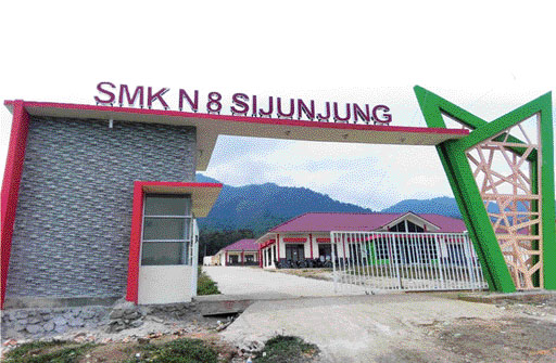 MEMPESONA: Gedung SMKN 8 Sijunjung yang berdiri di nagari Manganti, Kecamatan Sumpurkudus, Kabupaten Sijunjung dengan latar belakang alam yang asri dan mempesona.(IST)