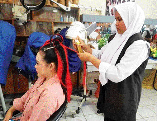 BERBAKAT: Salah satu keterampilan siswi SMKN 6 Padang.