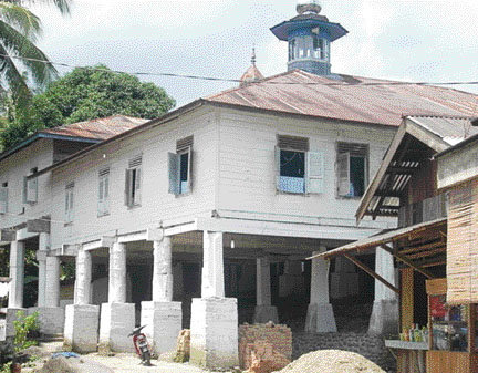 PERTAHANKAN SURAU: Surau Lubuak Landua berdiri kokoh di Pasbar.(ROHIMUDDIN/PADEK)