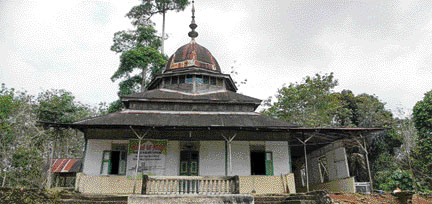 BERSOLEK: Potret masjid lama (atas) dan hasil renovasi masjid.(IST)