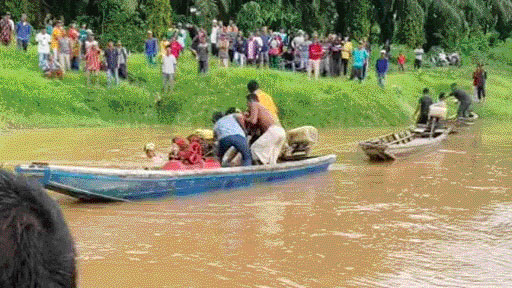 EVAKUASI: Tim penyelamat dan warga mengevakuasi jasad dua murid SD yang meninggal diduga karena tenggelam.(IST)