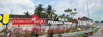 PANGKAS JARAK: Pintu masuk jalan tol Pekanbaru-Bangkinang. Pengelola mulai membuka jalan tol tersebut pagi ini.(RPG)