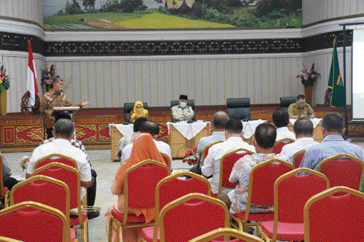 REKOMENDASI: Koordinator MPK Sumbar, Prof Musliar Kasim menyampaikan rekomendasi di hadapan Gubernur Sumbar Mahyeldi Ansharullah.(IST)