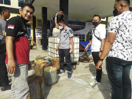 DIAMANKAN: Petugas mengamankan barang bukti mobil yang sudah dimodifikasi. Pelaku menyebut biosolar diambil dari salah satu SPBU di Sikabau.(IST)