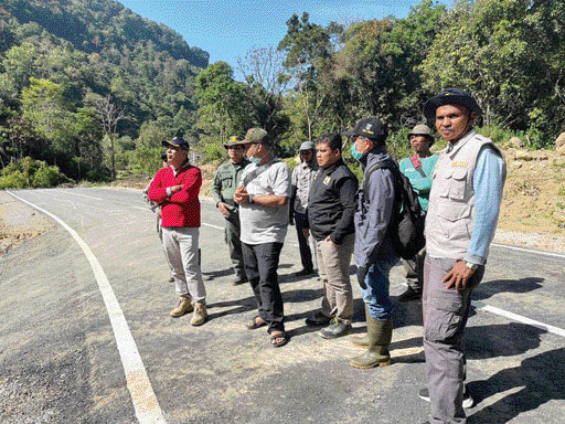 PEMBANGUNAN JALAN: Kondisi jalan tembus Bayang, Pessel-Alahanpanjang, Kabupaten Solok yang dilanjutkan pembangunannya.(IST)