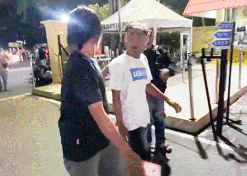DIAMANKAN: AR (berbaju putih) saat diamankan ke Mapolresta Padang, Minggu malam (29/5) usai membuat postingan di media sosial Facebook yang berisi ajakan tawuran.(IST)