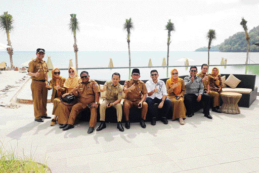 MENAWAN: Wali Kota Padang Hendri Septa bersama sejumlah kepala OPD di Marawa Beach Club, Selasa (10/5).(IST)