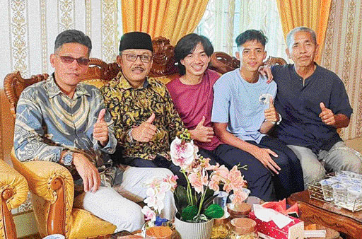 KOMPAK: Syamsuddin Batubara( kanan) Muhammad Iqbal dan Ikhsan Nul Zikrak bersama keluarga di kediaman mereka di Kudugantiang, Padangpariaman.(IST)